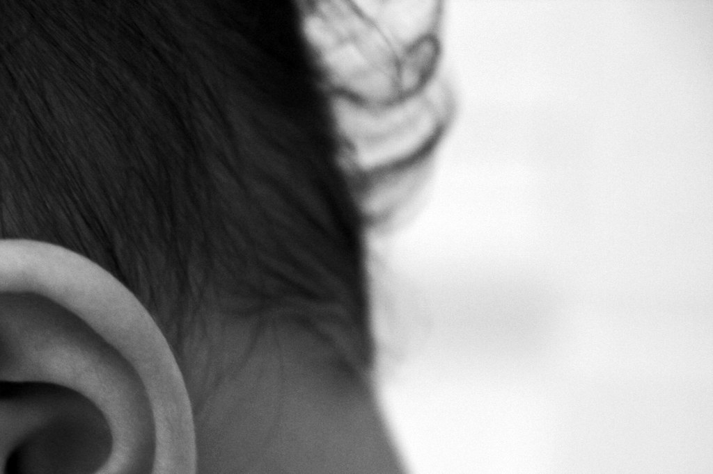 Stylistin bei einer pflegenden Haarbehandlung im Friseurinstitut